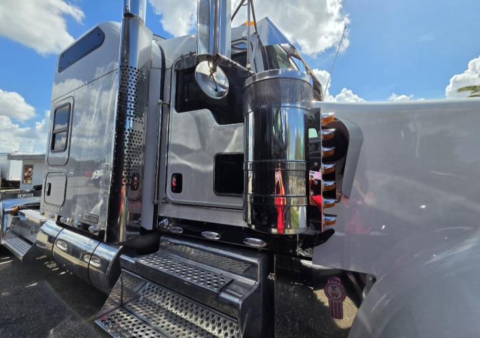 2023 Kenworth W900L-7
