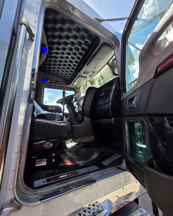 2023 Kenworth W900L-23