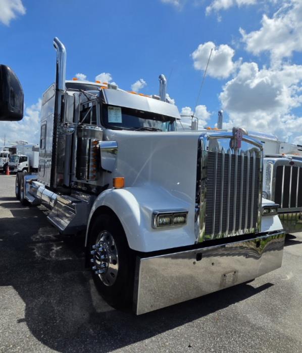 2023 Kenworth W900L-3