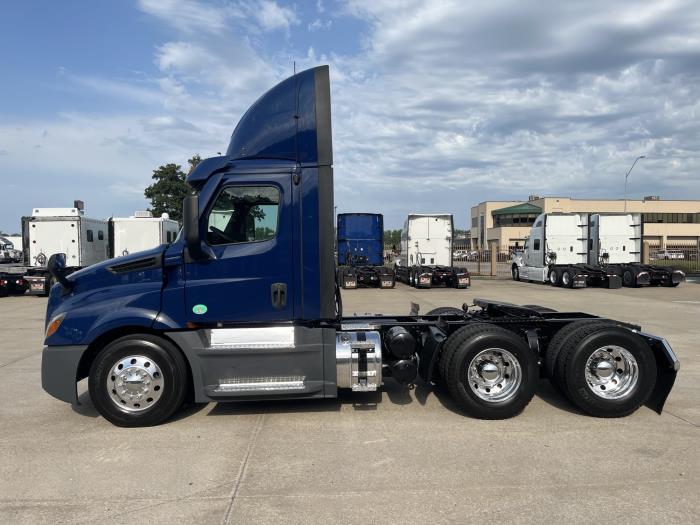 2022 Freightliner Cascadia-1