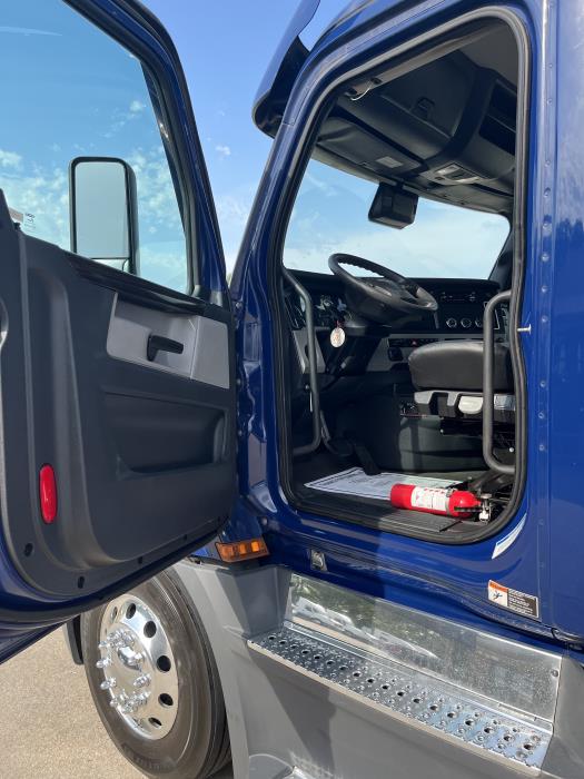 2022 Freightliner Cascadia-12