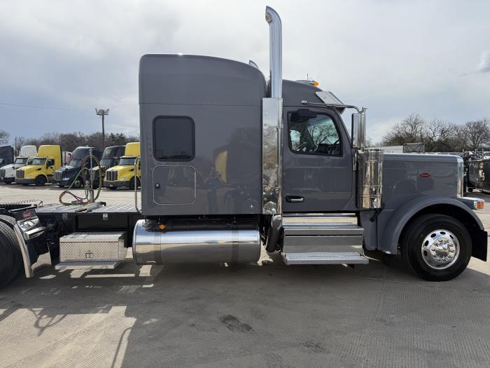 2027 Peterbilt 589-10
