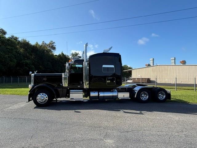 2023 Peterbilt 389-2