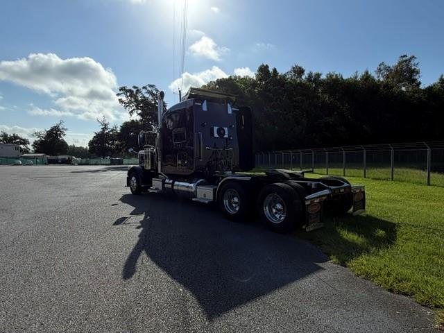 2023 Peterbilt 389-3