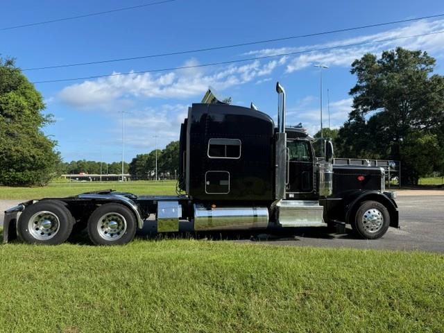2023 Peterbilt 389-6