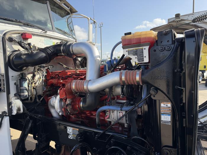 2022 Peterbilt 389-15