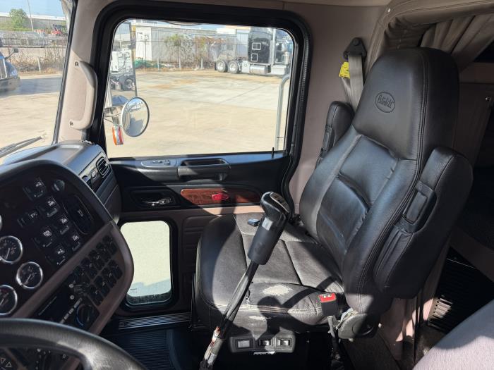 2022 Peterbilt 389-21