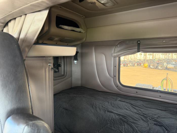 2022 Peterbilt 389-24