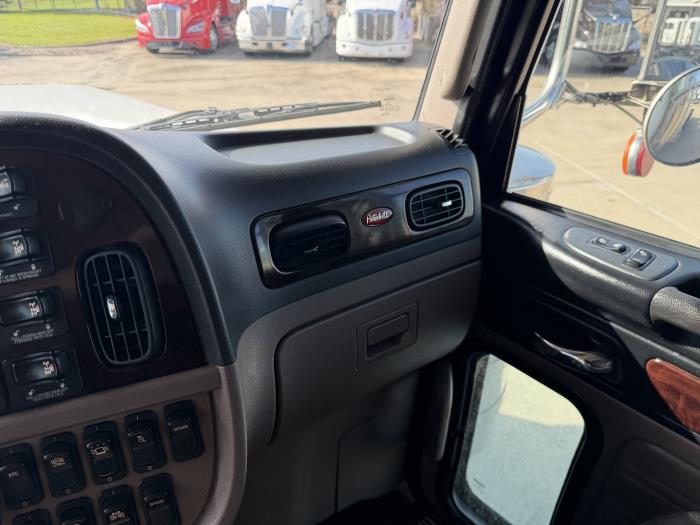 2022 Peterbilt 389-27