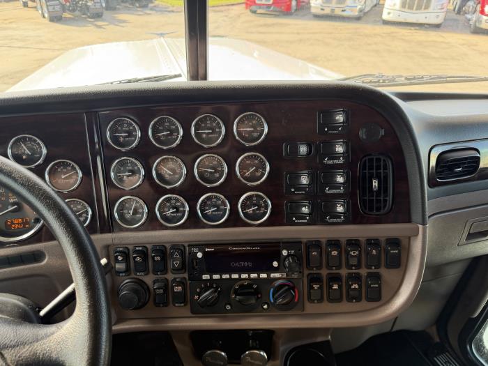2022 Peterbilt 389-28