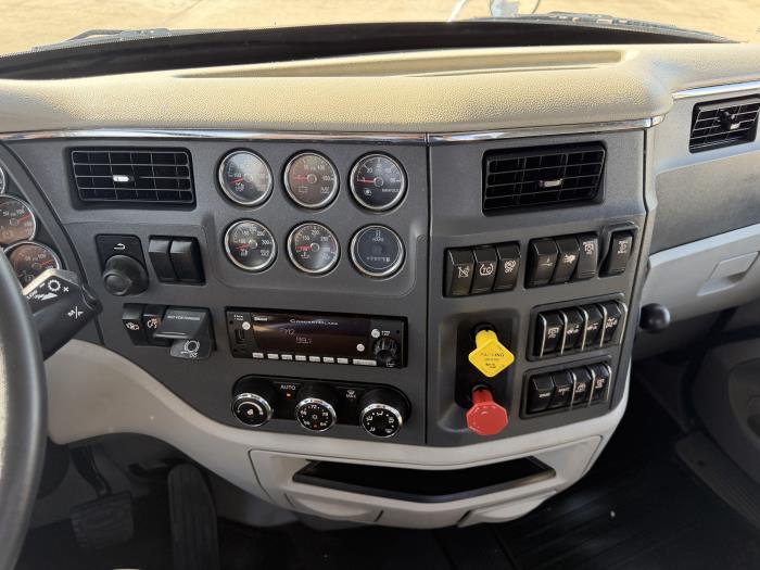 2022 Peterbilt 579-28