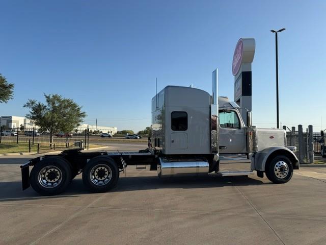 2027 Peterbilt 589-8