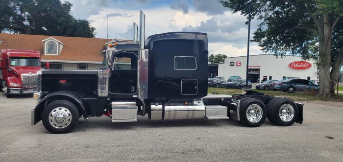 2023 Peterbilt 389-8