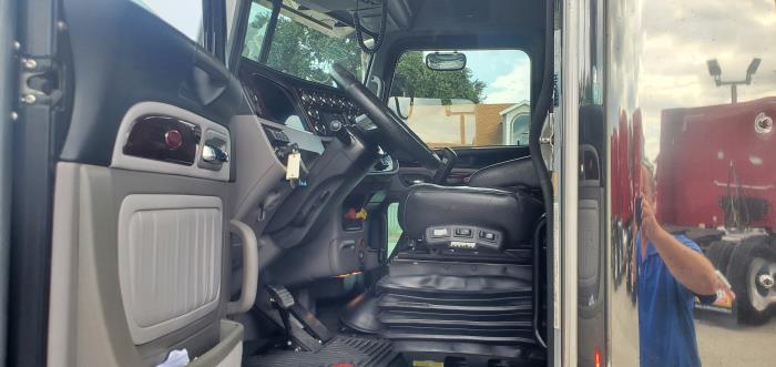 2023 Peterbilt 389-9