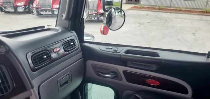 2023 Peterbilt 389-13