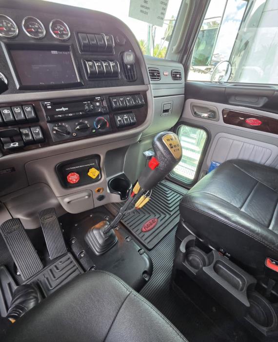 2023 Peterbilt 389-8