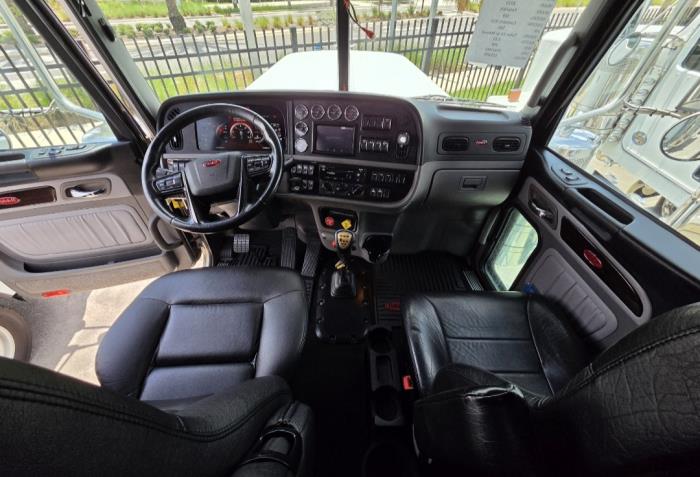 2023 Peterbilt 389-10