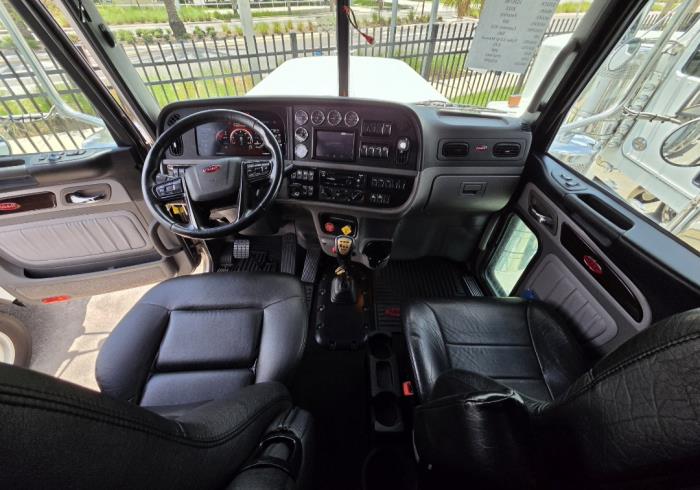 2023 Peterbilt 389-13