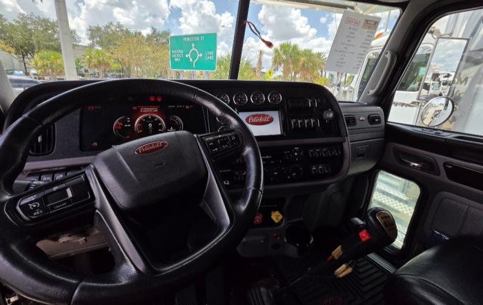 2023 Peterbilt 389-15