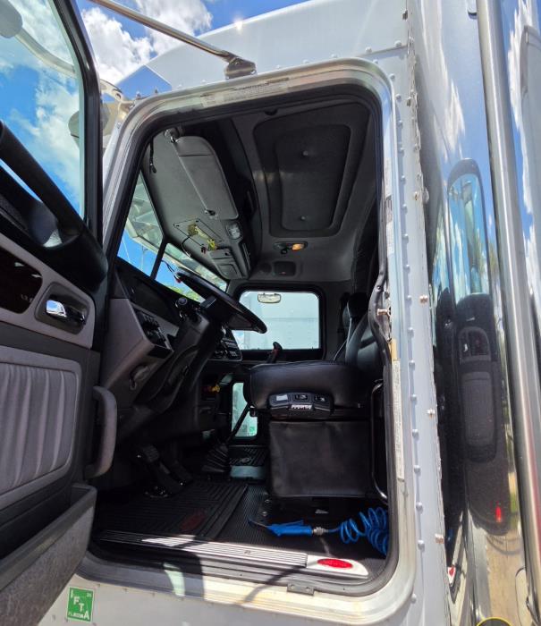 2023 Peterbilt 389-17
