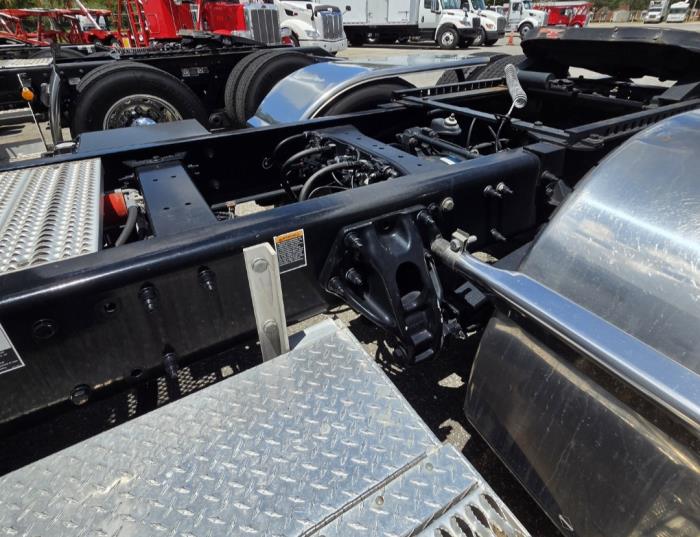 2023 Peterbilt 389-18