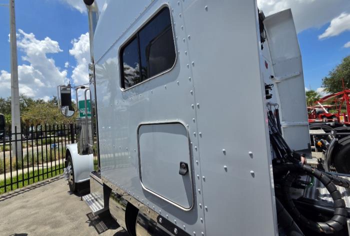 2023 Peterbilt 389-6