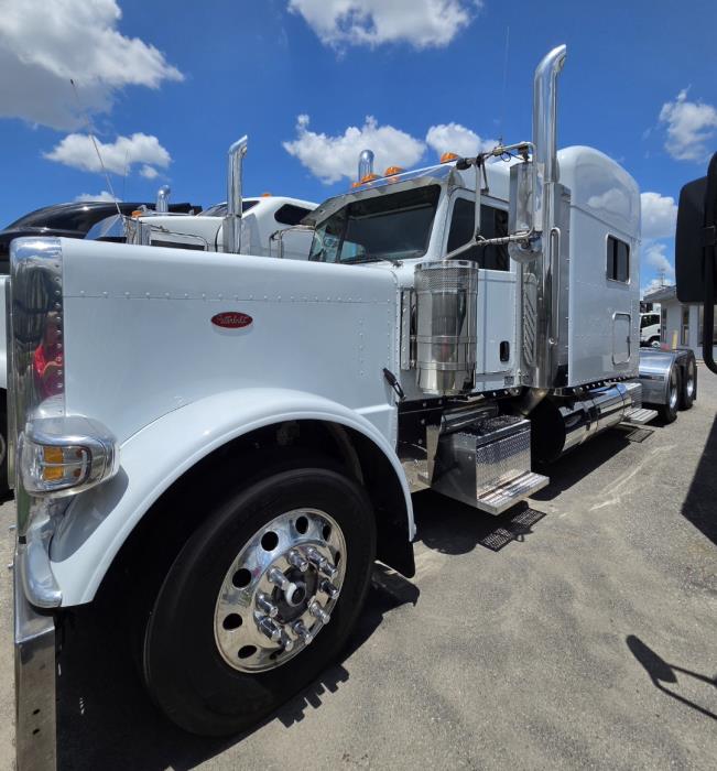 2023 Peterbilt 389-2