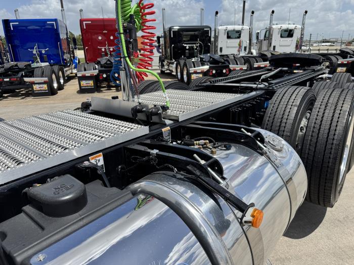 2027 Peterbilt 589-12