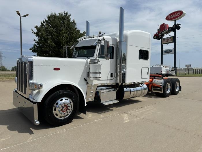 2023 Peterbilt 389 — photo 2