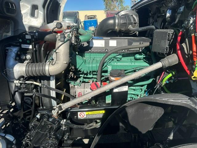 2023 Volvo VNL64T760-3