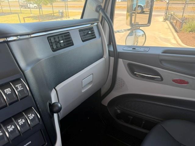 2027 Peterbilt 589-38