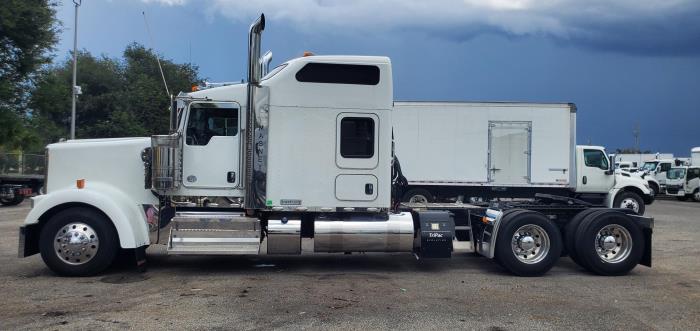2023 Kenworth W900L-8