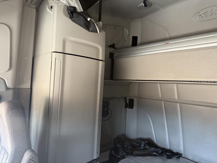 2023 Peterbilt 579-8