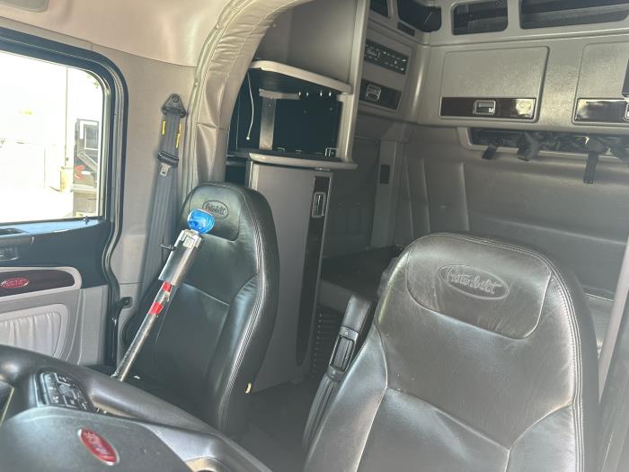 2023 Peterbilt 389-11
