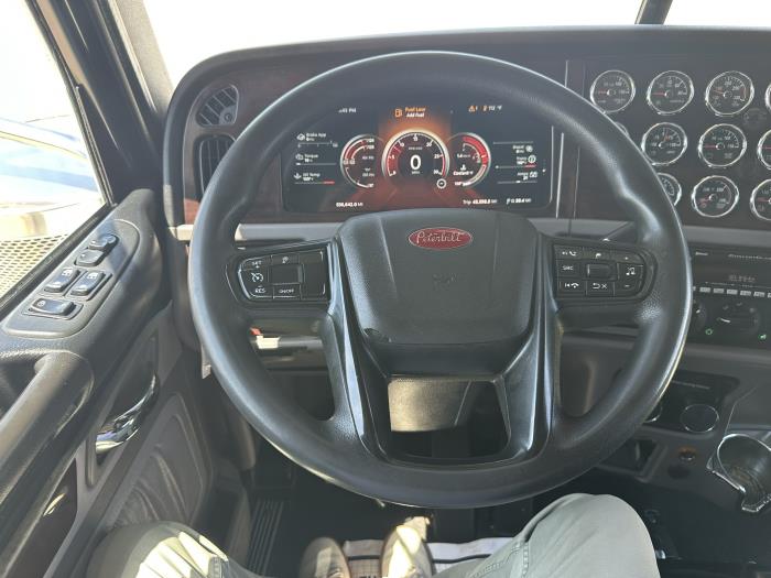 2023 Peterbilt 389-8