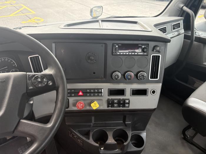 2022 Freightliner Cascadia-8