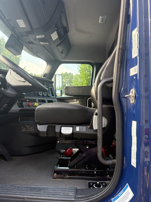 2022 Freightliner Cascadia-9
