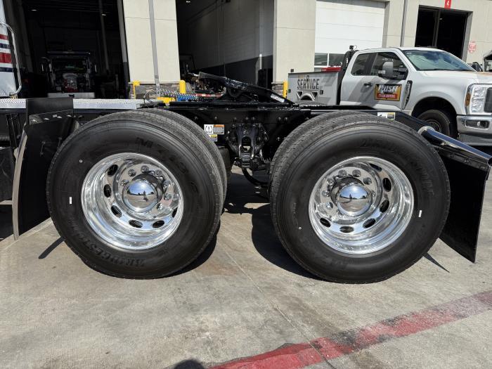 2027 Peterbilt 589-18