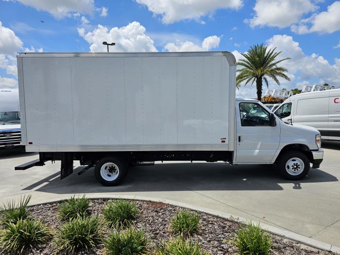 2027 Ford E-450-4
