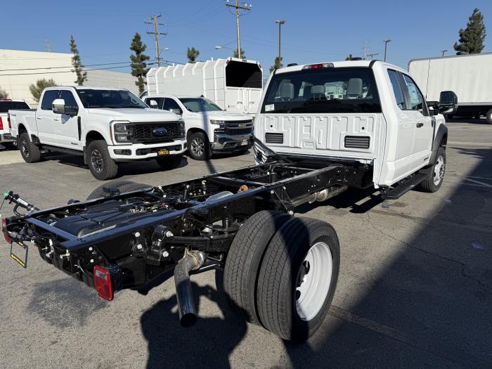 2027 Ford F-550-4