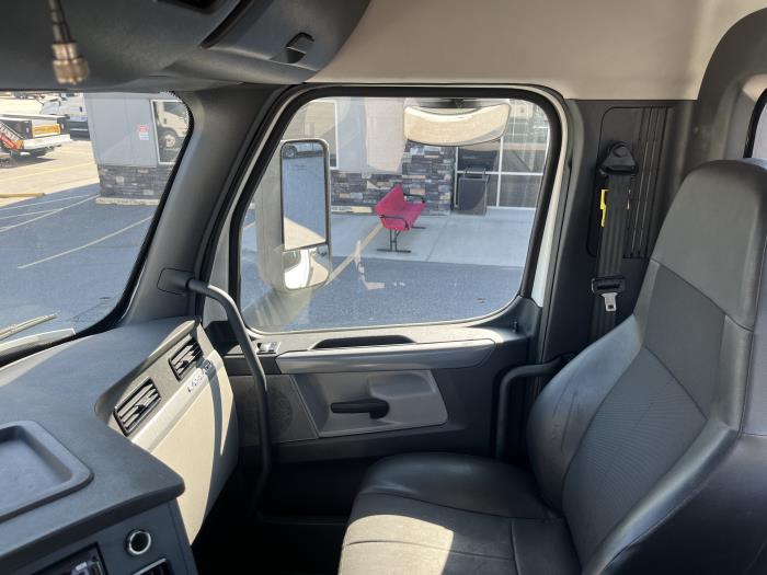 2020 Freightliner Cascadia-15