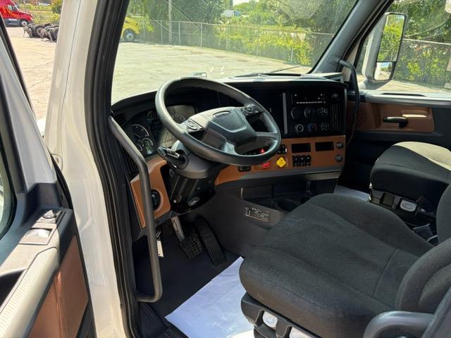 2022 Freightliner Cascadia-14
