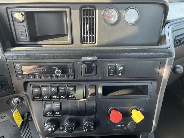 2022 International LT625-14