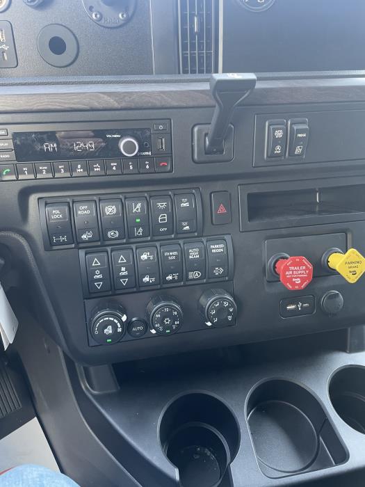 2027 International LT — photo 3