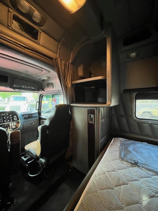 2020 Peterbilt 389-25