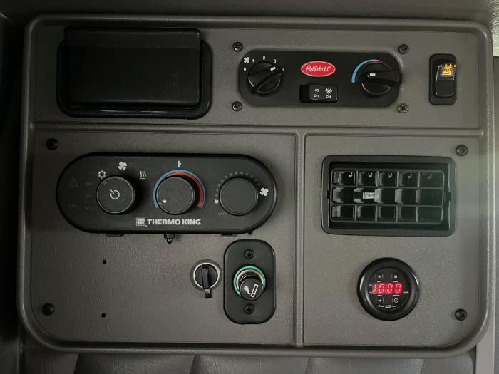 2020 Peterbilt 389-28