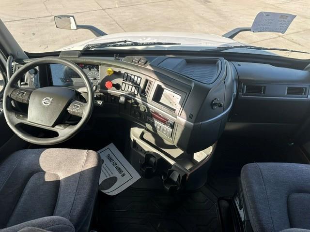 2022 Volvo VNL64T760-8