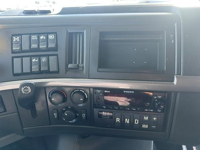 2022 Volvo VNL64T760-14