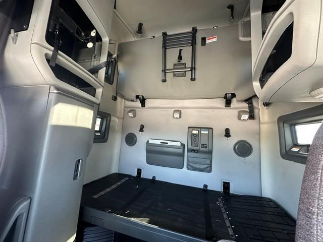2022 Volvo VNL64T760-17