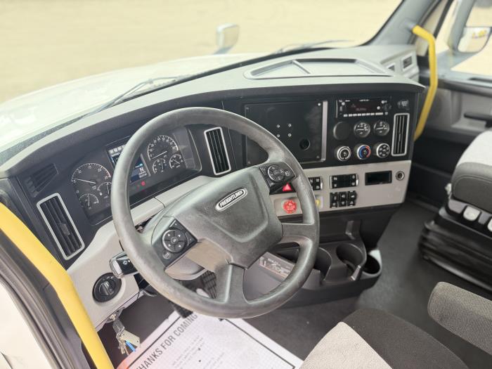2023 Freightliner Cascadia-17